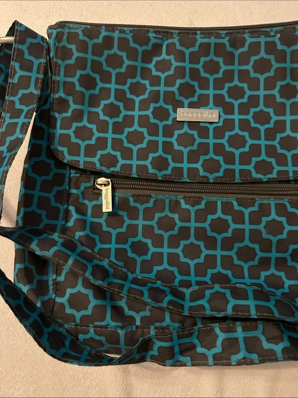 Baggallini Teal and Black Geometric Crossbody Bag Like NeW - Picture 7 of 9